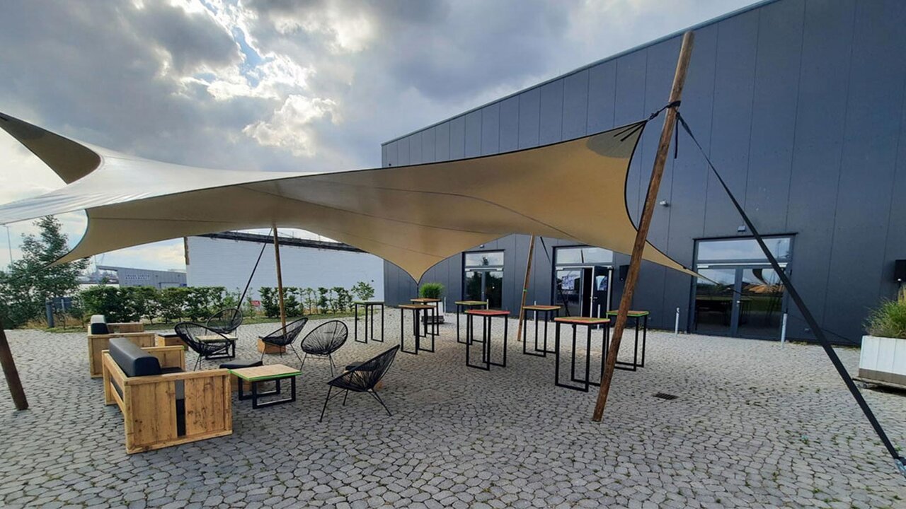 Eventlocation in Hamburg - Hamburger Bucht | © PED Verwaltungsgesellschaft mbH Eventlocation in Hamburg von NORD EVENT - Hamburger Bucht - Aussenbereich mit Sonnensegel | © PED Verwaltungsgesellschaft mbH