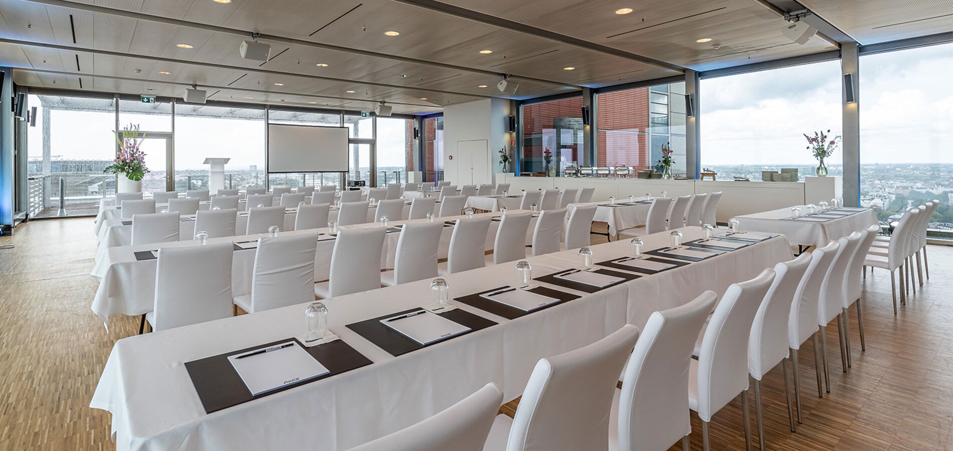 Eventlocation_Elb_Panorama_Tagung_Palamentarisch_Rednerpult_Tag©NORD-EVENT-GmbH