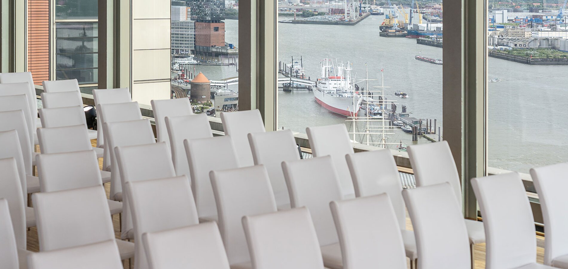 Eventlocation_Elb_Panorama_Tagung_Stuhlreihen_Ausblick_Elbe_Tag©NORD-EVENT-GmbH