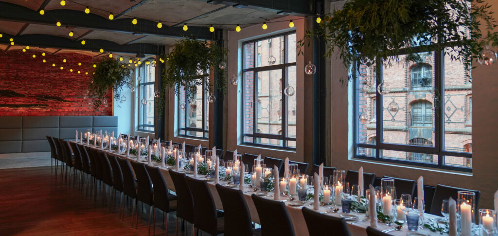 Abendveranstaltungen planen in Hamburg mit NORD EVENT - Speicherstadt Loft - Tafel mit Blick auf das Fleet