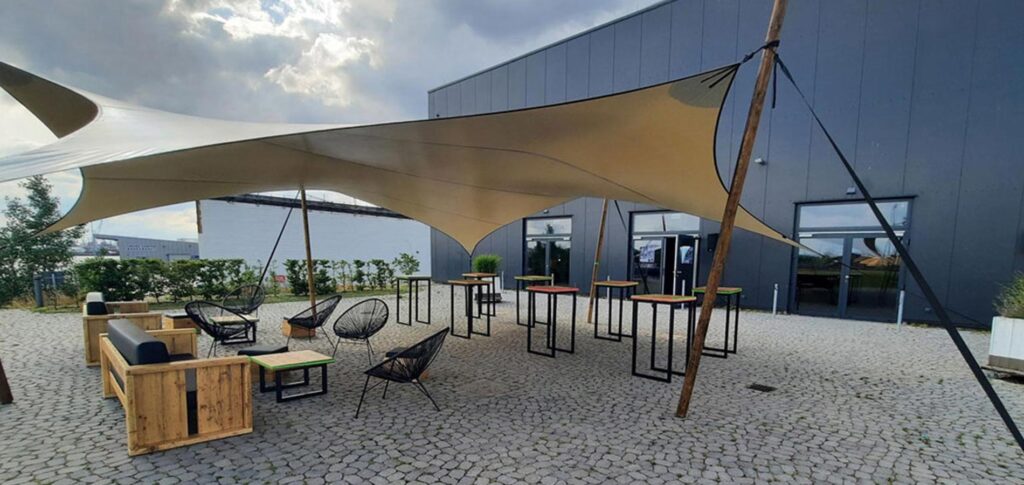 Eventlocation in Hamburg von NORD EVENT - Hamburger Bucht - Aussenflaeche mit Sonnensegel