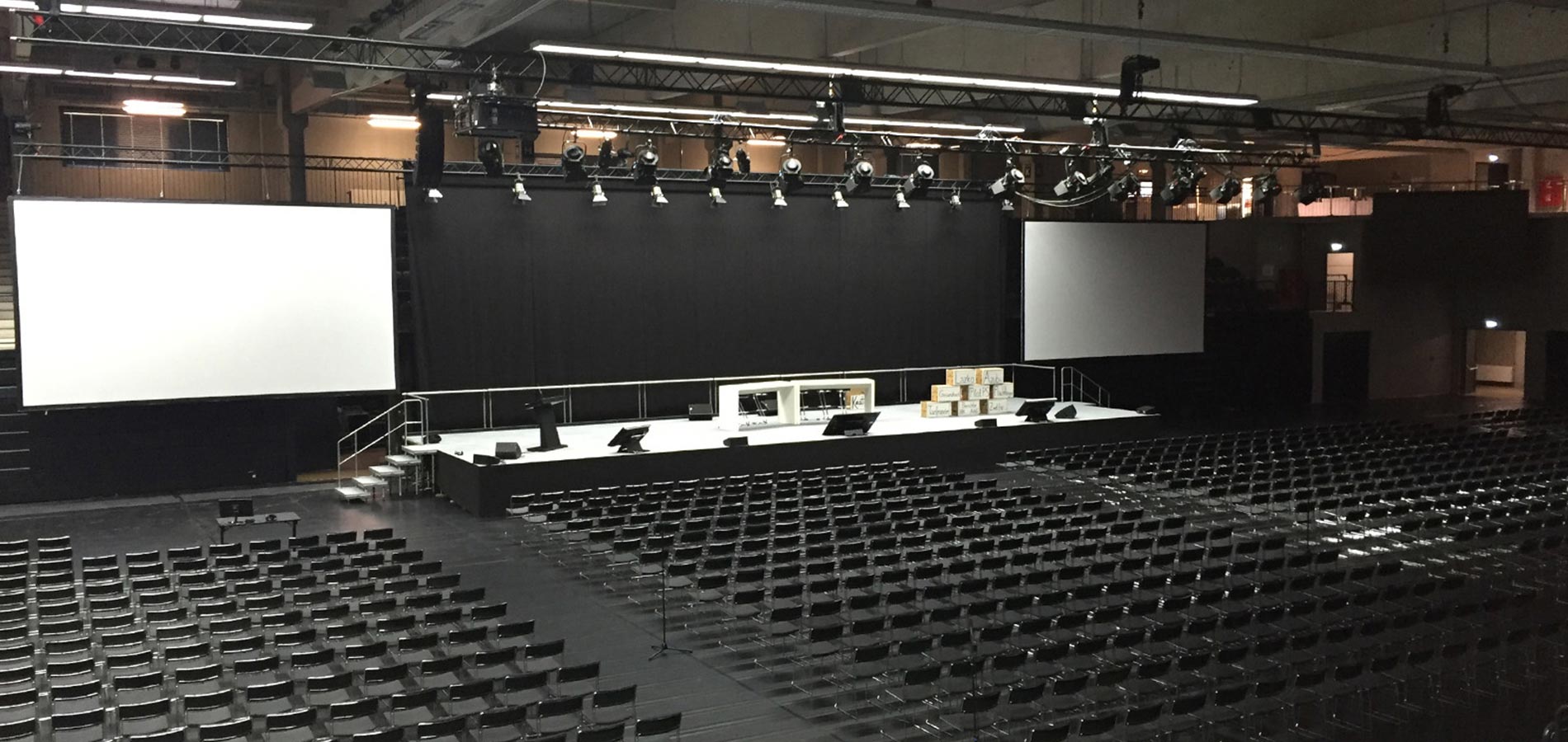Eventlocation in Hamburg von NORD EVENT - Inselpark Arena - Tagung mit Buehne und Screens