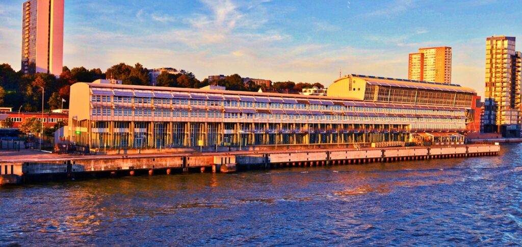 Eventlocation in Hamburg von NORD EVENT - Opernloft - Aussenansicht am Tag mit Sonnenuntergang