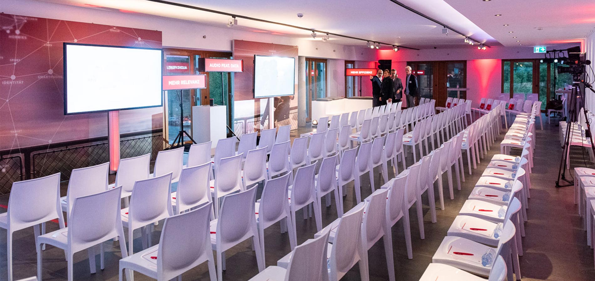 Eventlocation in Hamburg von NORD EVENT - View Eleven - Tagung mit Stuhlreihen und Screens