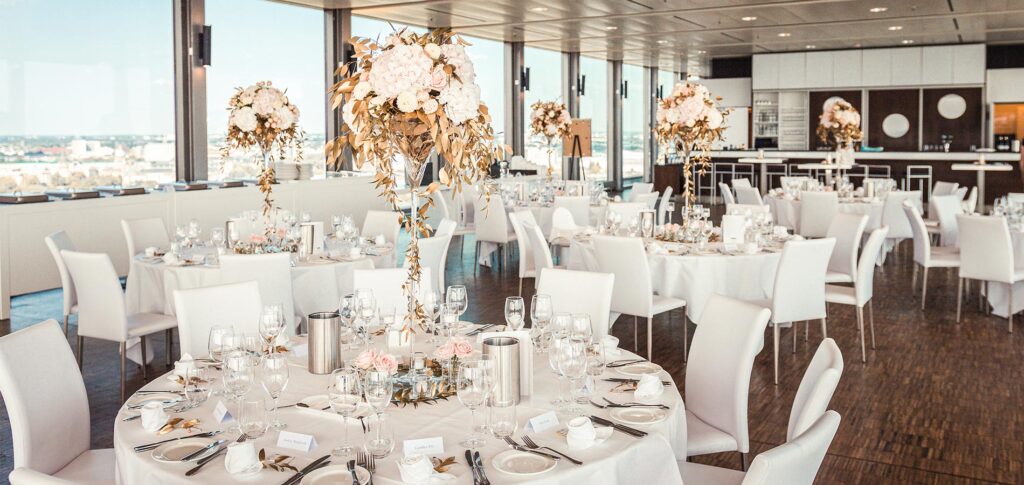 Hochzeit planen in Hamburg mit NORD EVENT - Eventlocations - Penthouse Elb-Panorama - Gala-Bestuhlung - Dekoration