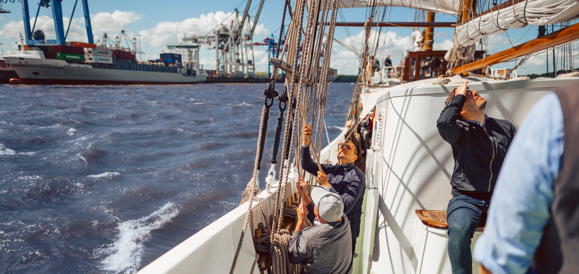 Segelschiff chartern mit NORD EVENT - Hamburger Hafengeburtstag - Segel setzen mit Blick auf den Hafen