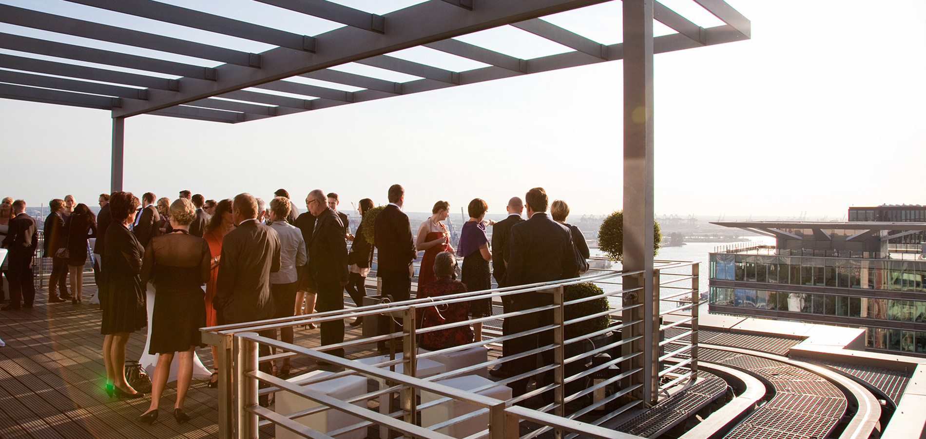 Sommerfest planen in Hamburg mit NORD EVENT - Penthouse Elb- Panorama - Terrasse Ausblick Hafen