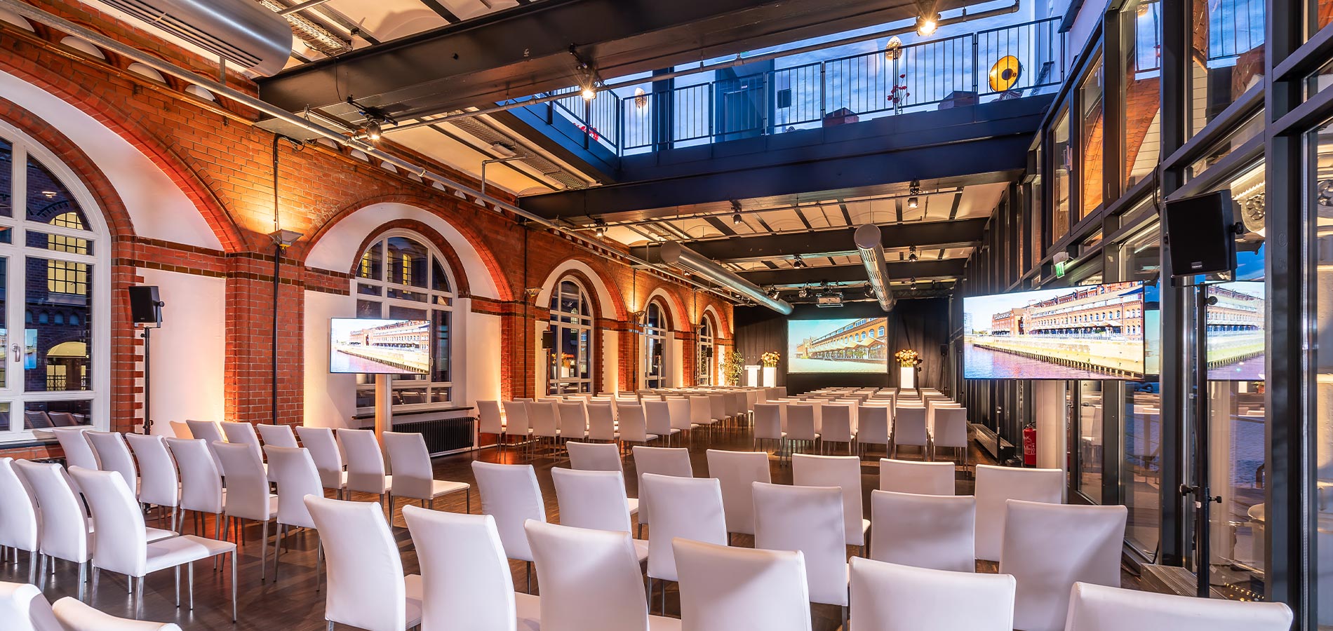 Tagungen planen in Hamburg mit NORD EVENT - Ehemaliges Hauptzollamt - Stuhlreihen in Zollhalle