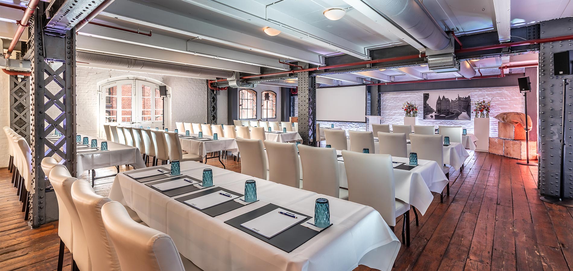 Tagungen planen in Hamburg mit NORD EVENT - Historischer Speicherboden - Parlamentarische Bestuhlung mit Leinwand