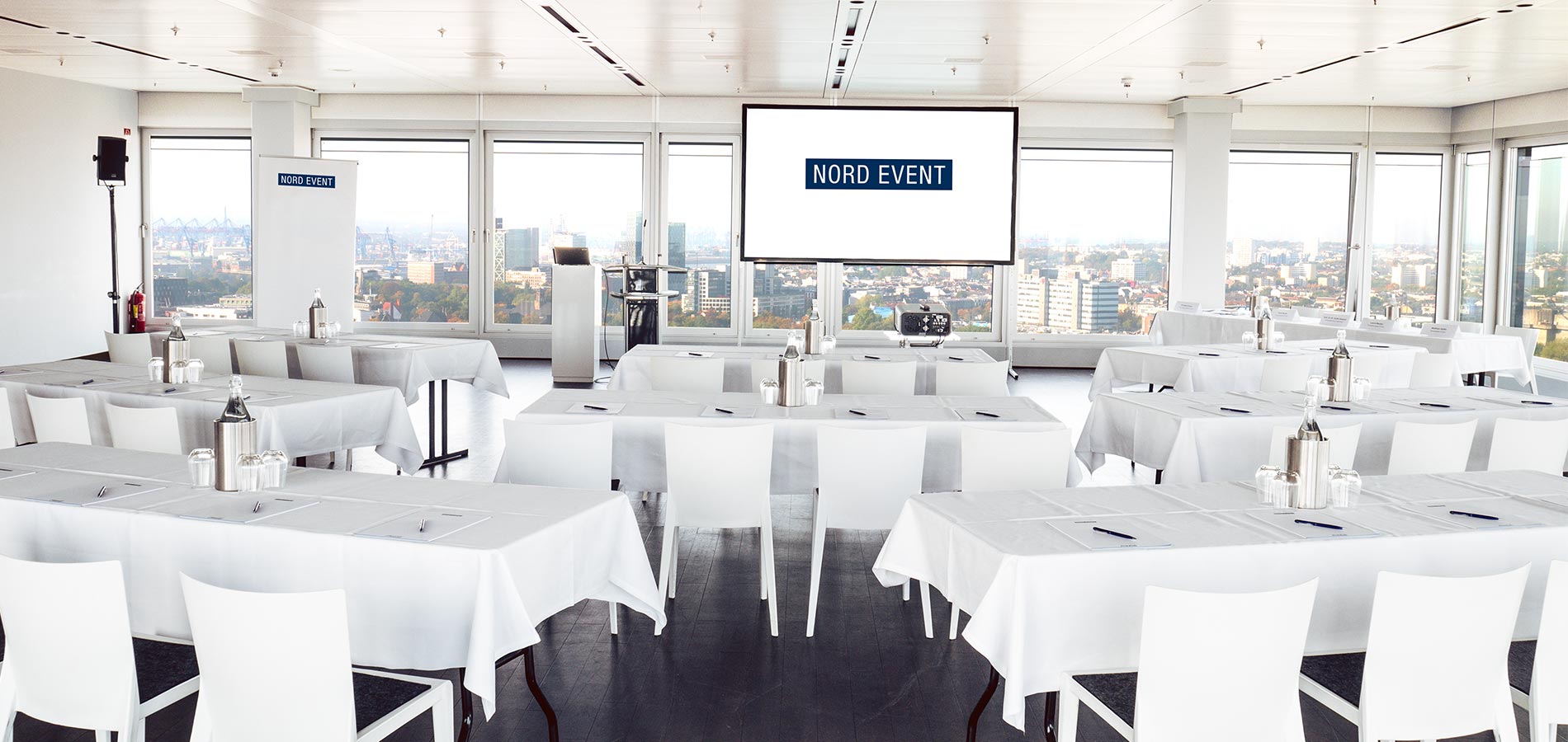 Tagungen planen in Hamburg mit NORD EVENT - Panoramadeck - Freiraum Vortrag mit Beamer