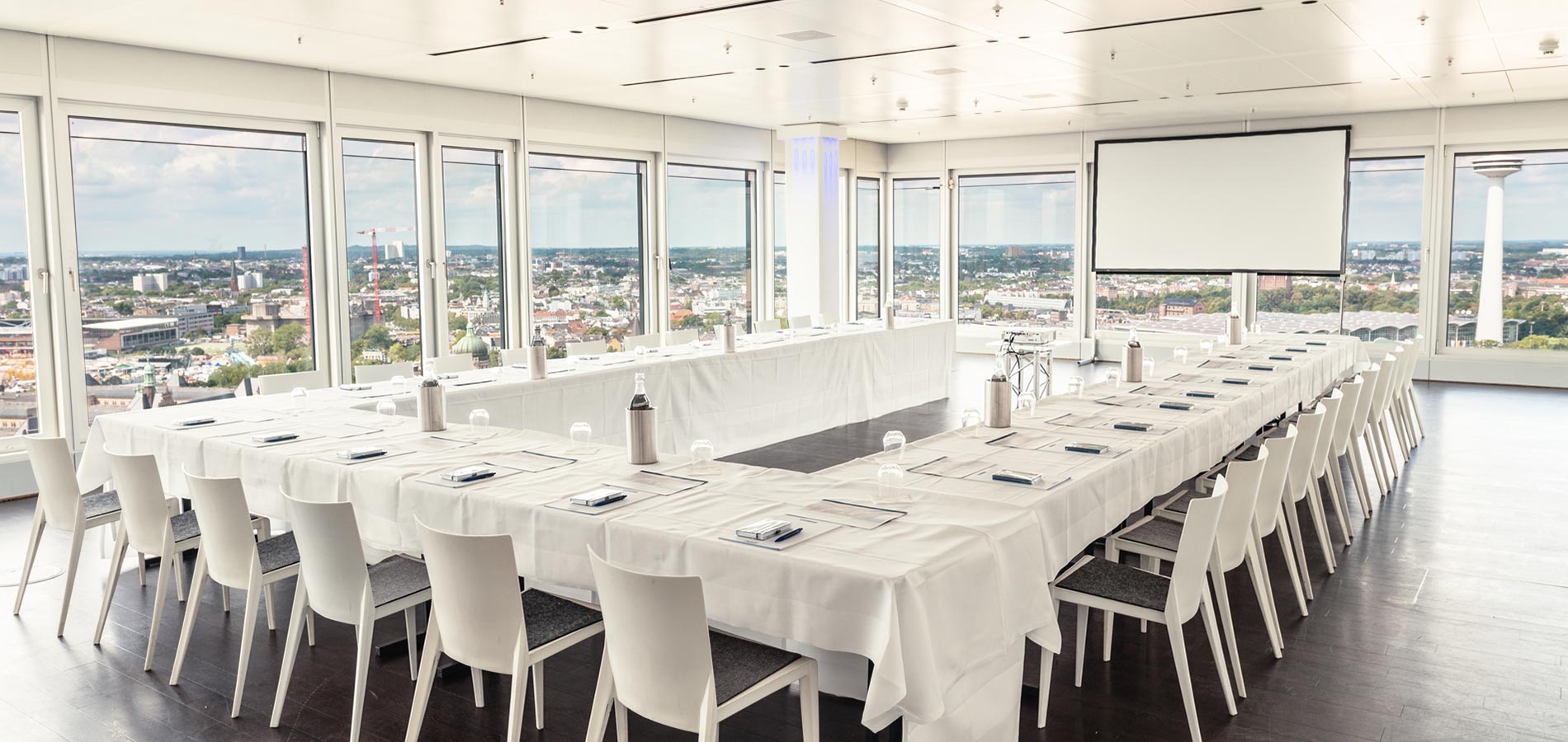 Tagungen planen in Hamburg mit NORD EVENT - Panoramadeck - U-Form Bestuhlung