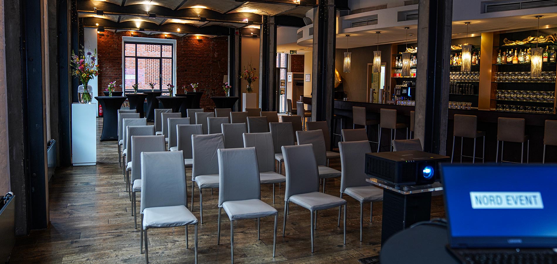 Tagungen planen in Hamburg von NORD EVENT - Speicherstadt Loft - Stuhlreihen mit Empfang