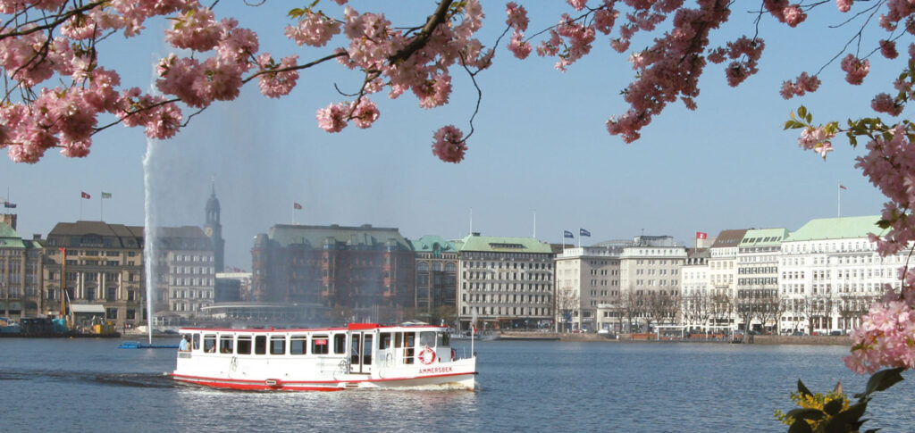 Teamevents in Hamburg mit NORD EVENT - Alsterrundfahrt - Ammersbek bei Kirschblüten