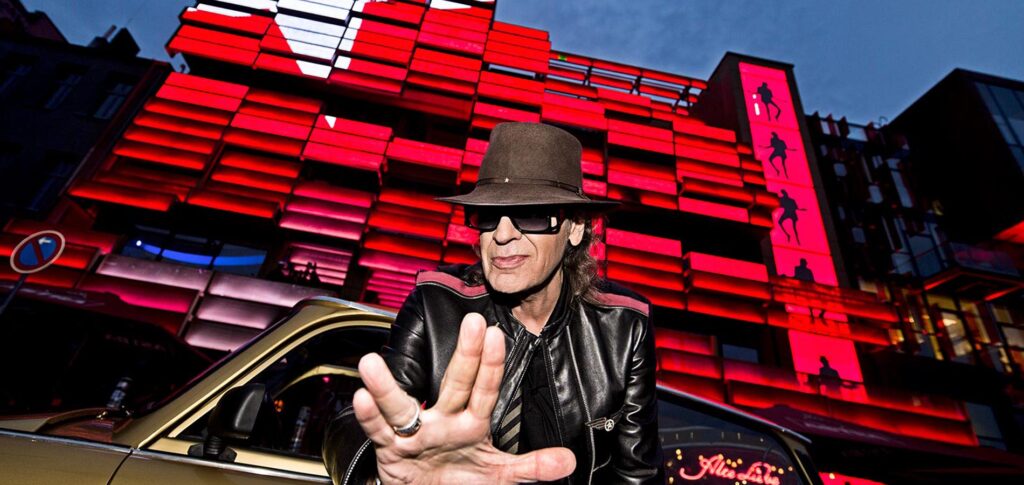 Teamevents in Hamburg mit NORD EVENT - Panik City - Udo Lindenberg vor dem Gebaeude