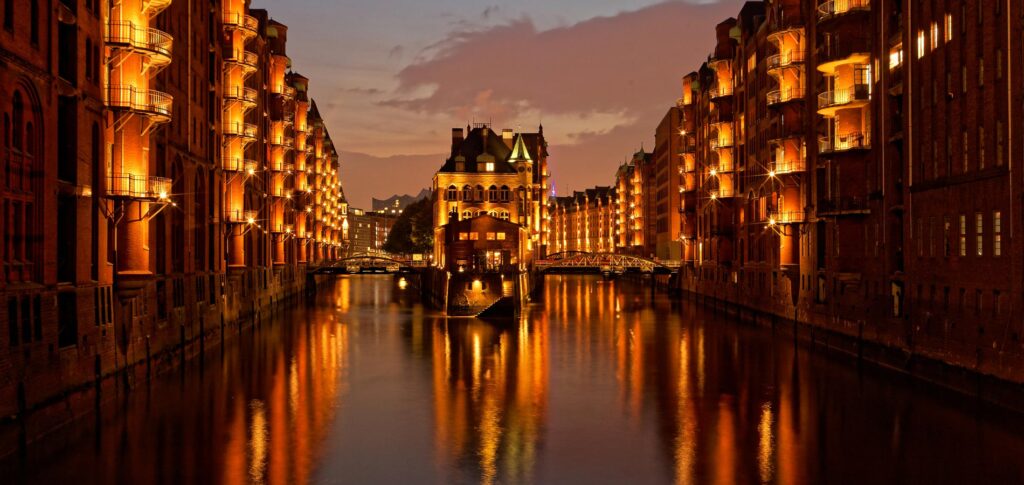 Teamevents in Hamburg - Speicherstadt Tour - Speicherstadt nachts beleuchtet