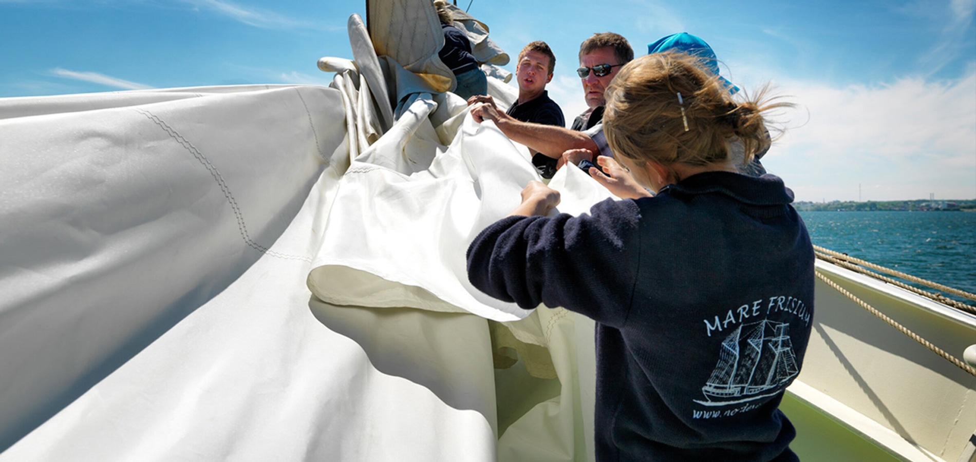 Teambuilding in Hamburg mit NORD EVENT - Segelerlebnisse - Segelsetzen auf der Mare Frisium am Tag