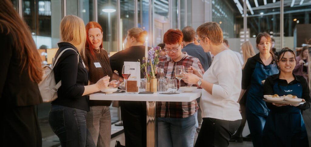 Teambuildings in Hamburg - VLET Kuechenparty - Fingerfood und Austausch
