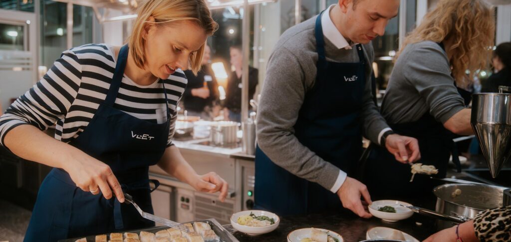 Teambuildings in Hamburg - VLET Kuechenparty - Anrichten beim Kochen