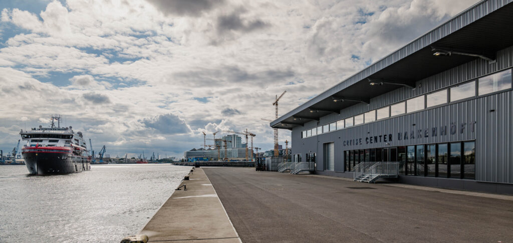 Eventlocation in Hamburg - Cruise Center Baakenhoeft - Aussenansicht mit Blick auf Wasser und Hafen