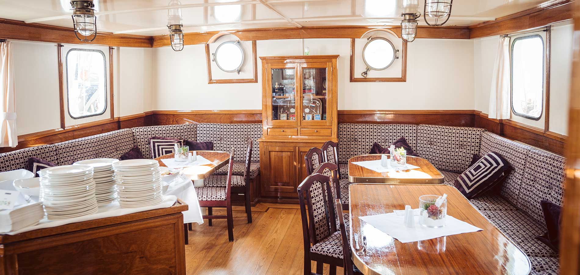 Eventlocation in Hamburg - Segelschiff Mare Frisium - Kleiner Salon bei Tag