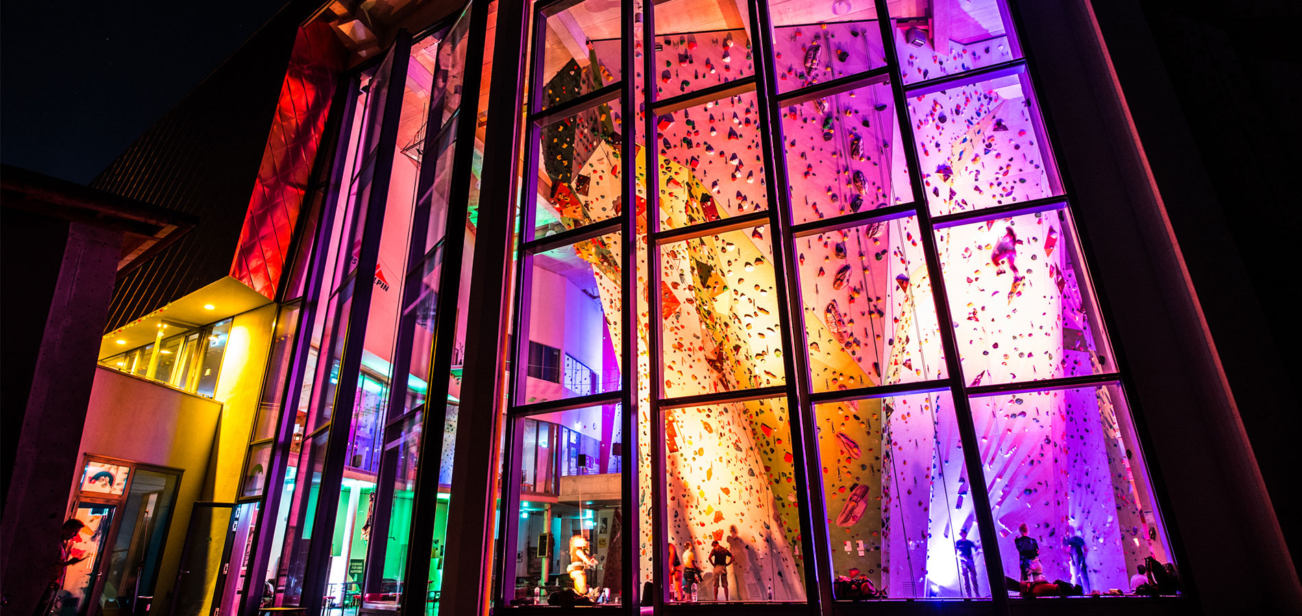 Eventlocation_Hamburg_Nordwandhalle_Aussenansicht_Abend©Nordwandhalle-Betriebsgesellschaft-mbH Eventlocations in Hamburg von NORD EVENT - Nordwandhalle - Aussenansicht am Abend