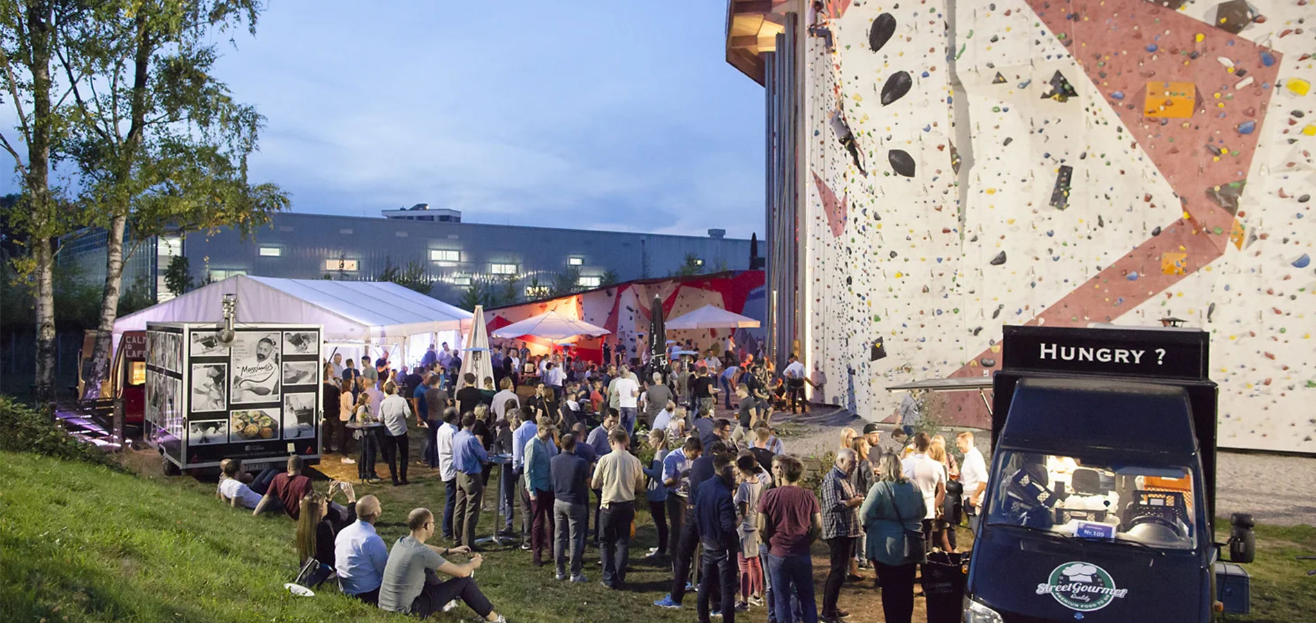Eventlocation_Hamburg_Nordwandhalle_Aussenbereich_Foodtrucks©Nordwandhalle-Betriebsgesellschaft-mbH Eventlocations in Hamburg von NORD EVENT - Nordwandhalle - Aussenansicht mit Foodtrucks
