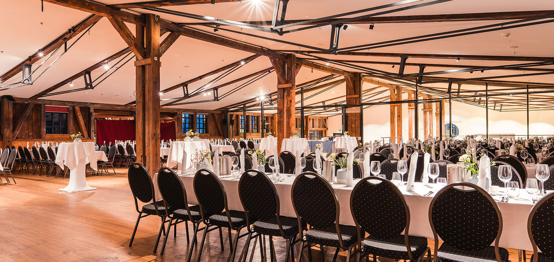 Full Service Eventagentur in Hamburg - NORD EVENT - Eventausstattung - Tische und Stuehle